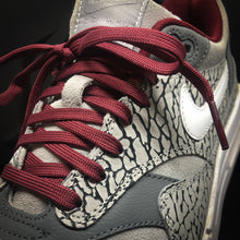 Load image into Gallery viewer, Flache Schnürsenkel in bordeaux-rot von One-Up – klassische Schnürsenkel für Sneaker und Freizeitschuhe.