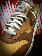 Load image into Gallery viewer, Weiße Lederschnürsenkel mit goldenen Aglets auf braun-beigen Nike Air Max.