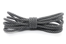 Load image into Gallery viewer, Im Dunkeln leuchtende Schnürsenkel in schwarz und weiß von One-Up – stylische, leuchtende Schnürsenkel für Sneaker und Sport- oder Freizeitschuhe.