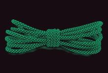 Load image into Gallery viewer, Im Dunkeln leuchtende Schnürsenkel in schwarz und weiß von One-Up – stylische, leuchtende Schnürsenkel für Sneaker und Sport- oder Freizeitschuhe.