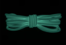 Load image into Gallery viewer, Im Dunkeln leuchtende Schnürsenkel in weiß von One-Up – selbstleuchtende Schnürsenkel für Sneaker, Sport- und Freizeitschuhe.