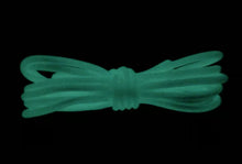 Load image into Gallery viewer, Im Dunkeln leuchtende Schnürsenkel in grau von One-Up – stylische, leuchtende Schnürsenkel für Sneaker und Sport- oder Freizeitschuhe.