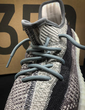 Load image into Gallery viewer, Graue Rope-Laces auf schwarz-weißem Yeezy.